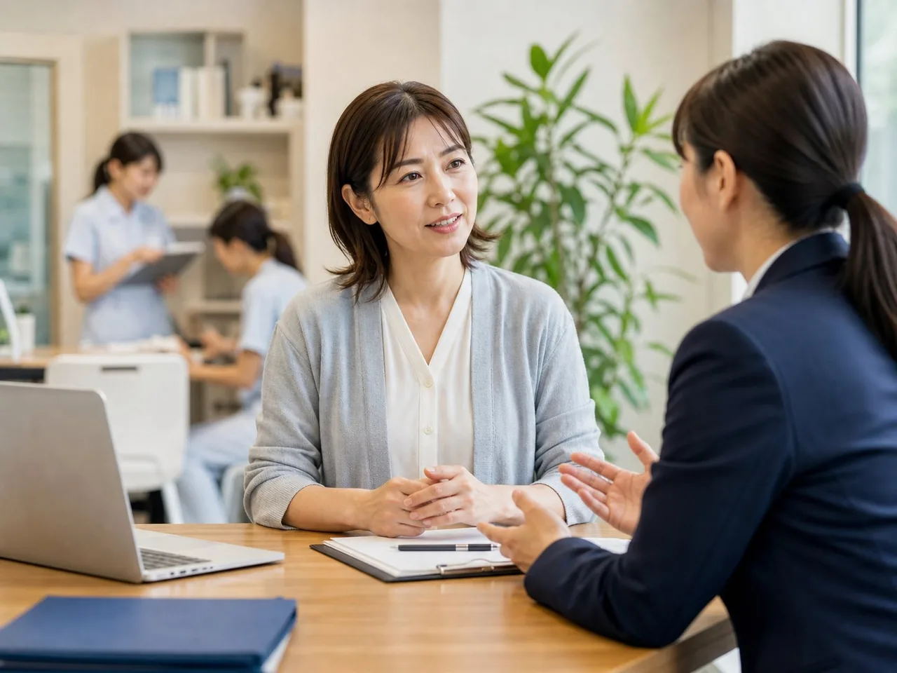 広島の医療介護サービス事業者が相談している様子
